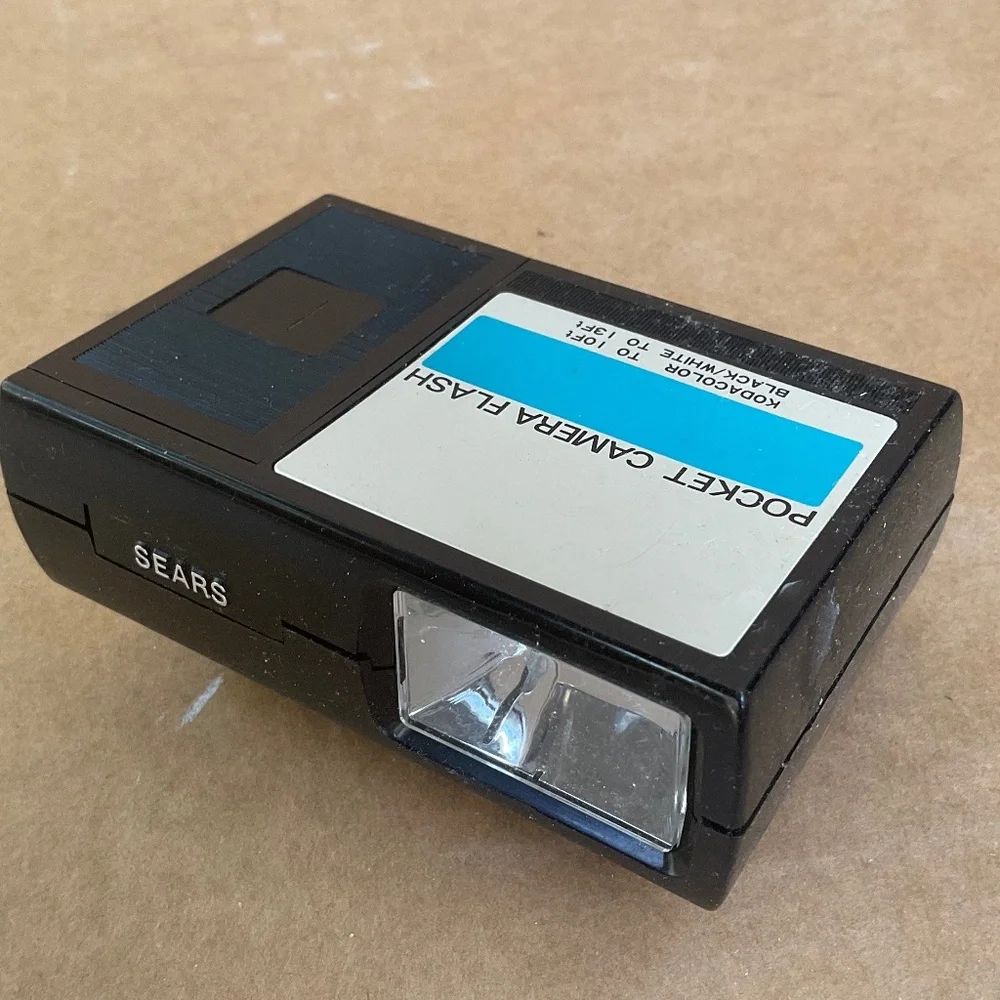 🎥 Vintage Pocket Camera Flash 🎥